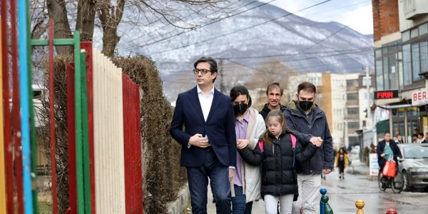 fetita cu sindrom down dusa la scoala de presedintele Macedoniei de Nord Foto facebook