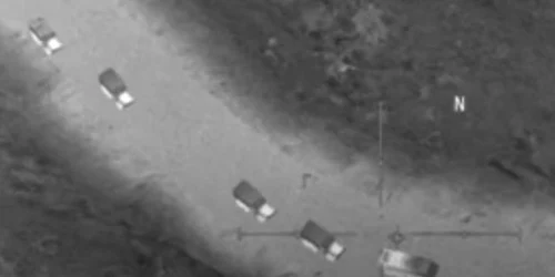 O imagine difuzata de armata rusa pentru a prezenta un convoi al Statului Islamic dar care provine de fapt dintr-un joc video