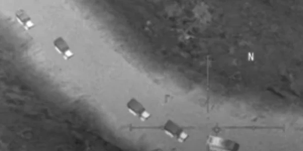 O imagine difuzata de armata rusa pentru a prezenta un convoi al Statului Islamic dar care provine de fapt dintr-un joc video