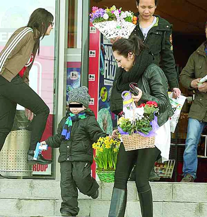 Andra şi-a încărcat angajata cu ghivece cu flori