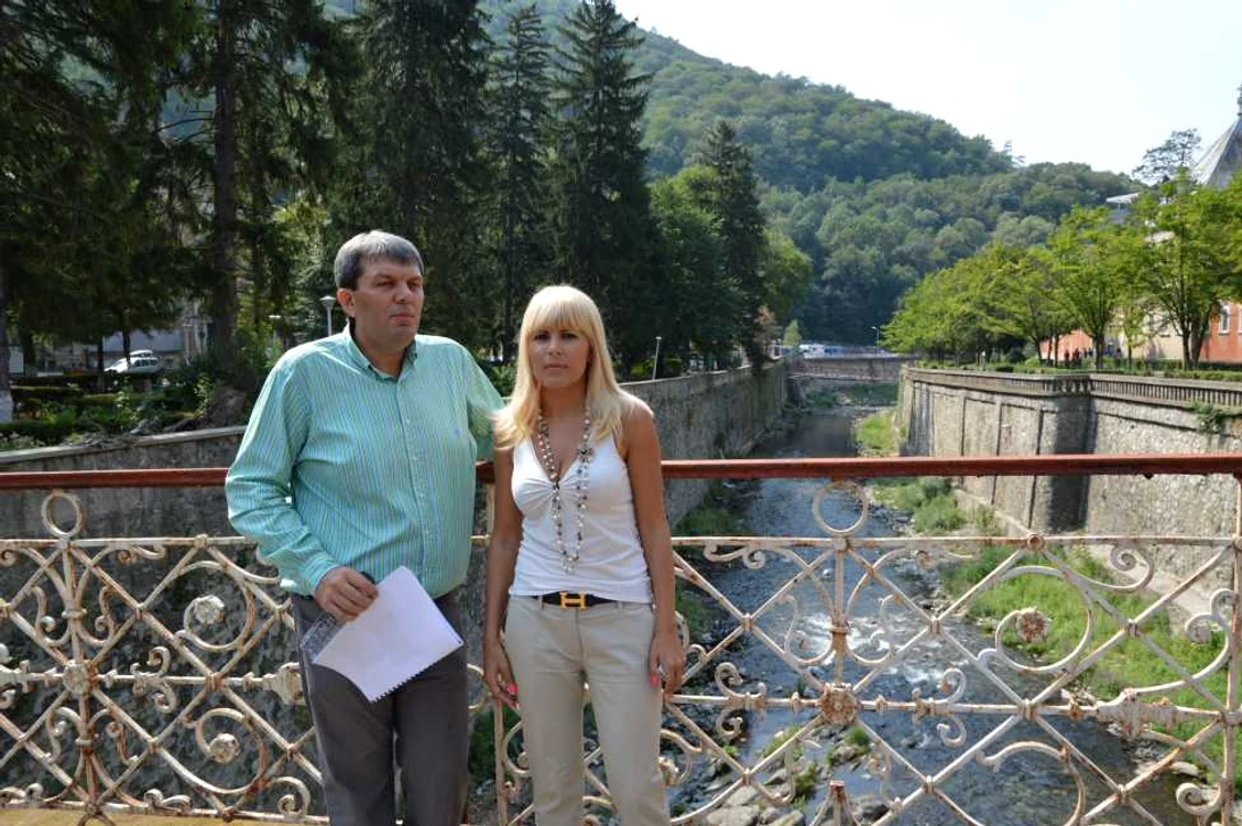 primarul Nicuşor Vasilescu şi Elena Udrea pe Podul de Fontă peste râul Cerna FOTO CRISTIAN FRANŢ