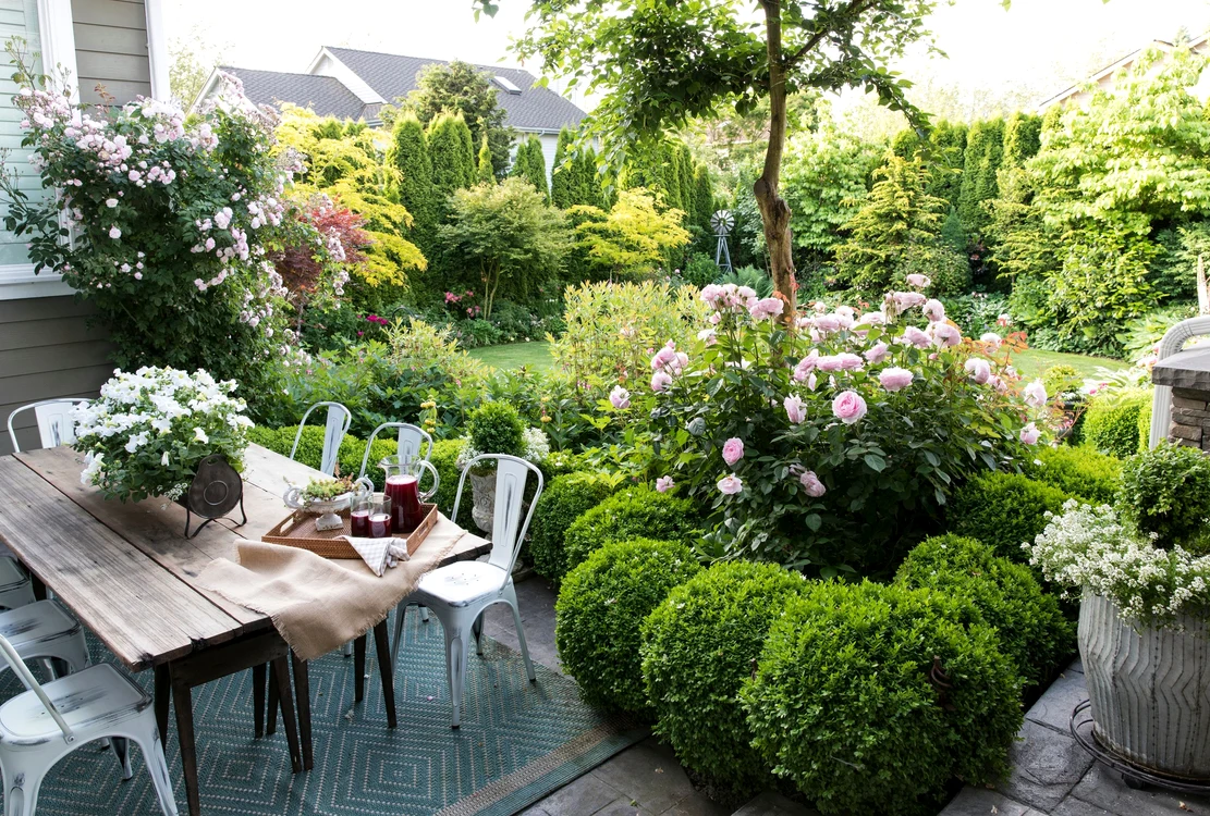 Dining outdoor lângă grădina cu flori și plante rezistente Better Homes&Gardens/credit Laurie Black