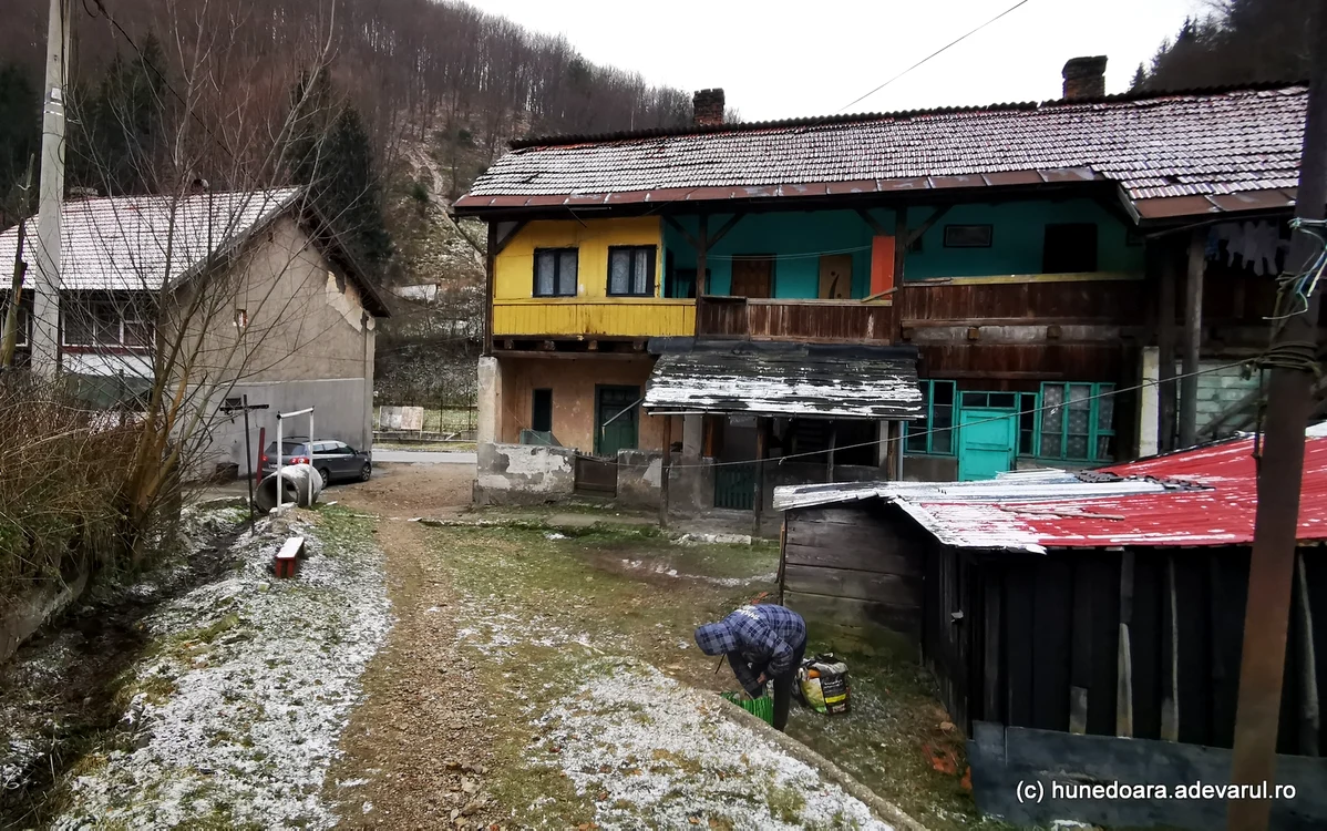 Blocuri din colonia Aninoasei. Foto: Daniel Guță