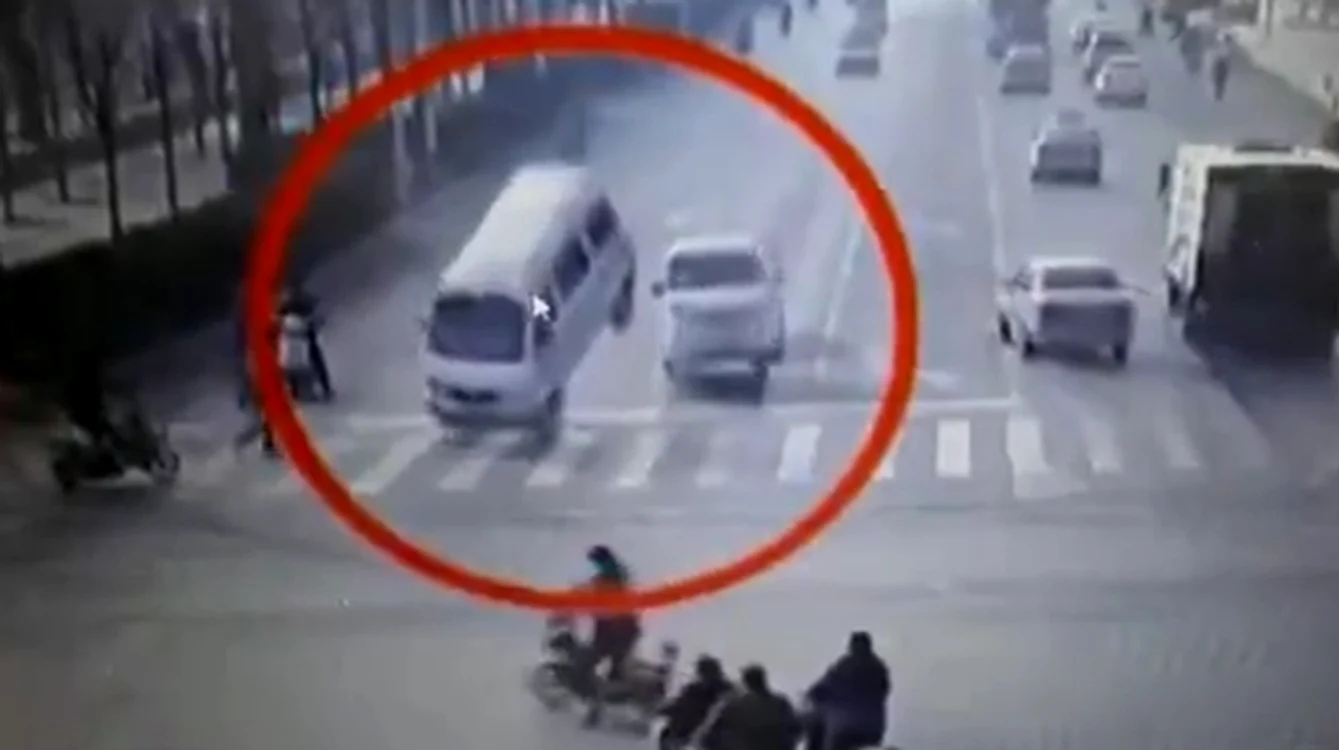
    Două vehicule mari şi o maşină mică s-au ridicat în aer ca într-un joc pe calculatorcaptură video  