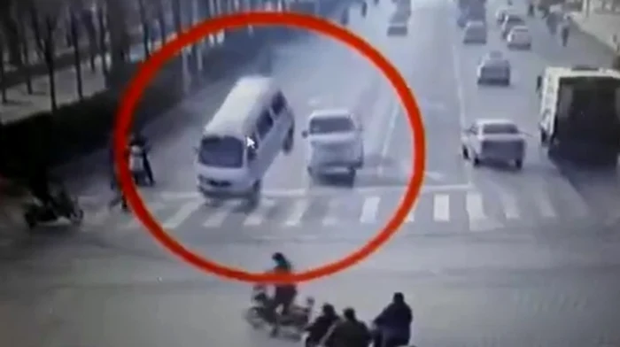 
    Două vehicule mari şi o maşină mică s-au ridicat în aer ca într-un joc pe calculatorcaptură video  