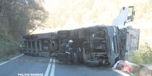 Valea Oltului a fost blocata de o cisterna cu clei care s-a rasturnat în carosabil (arhiva)