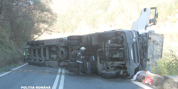 Valea Oltului a fost blocata de o cisterna cu clei care s-a rasturnat în carosabil (arhiva)