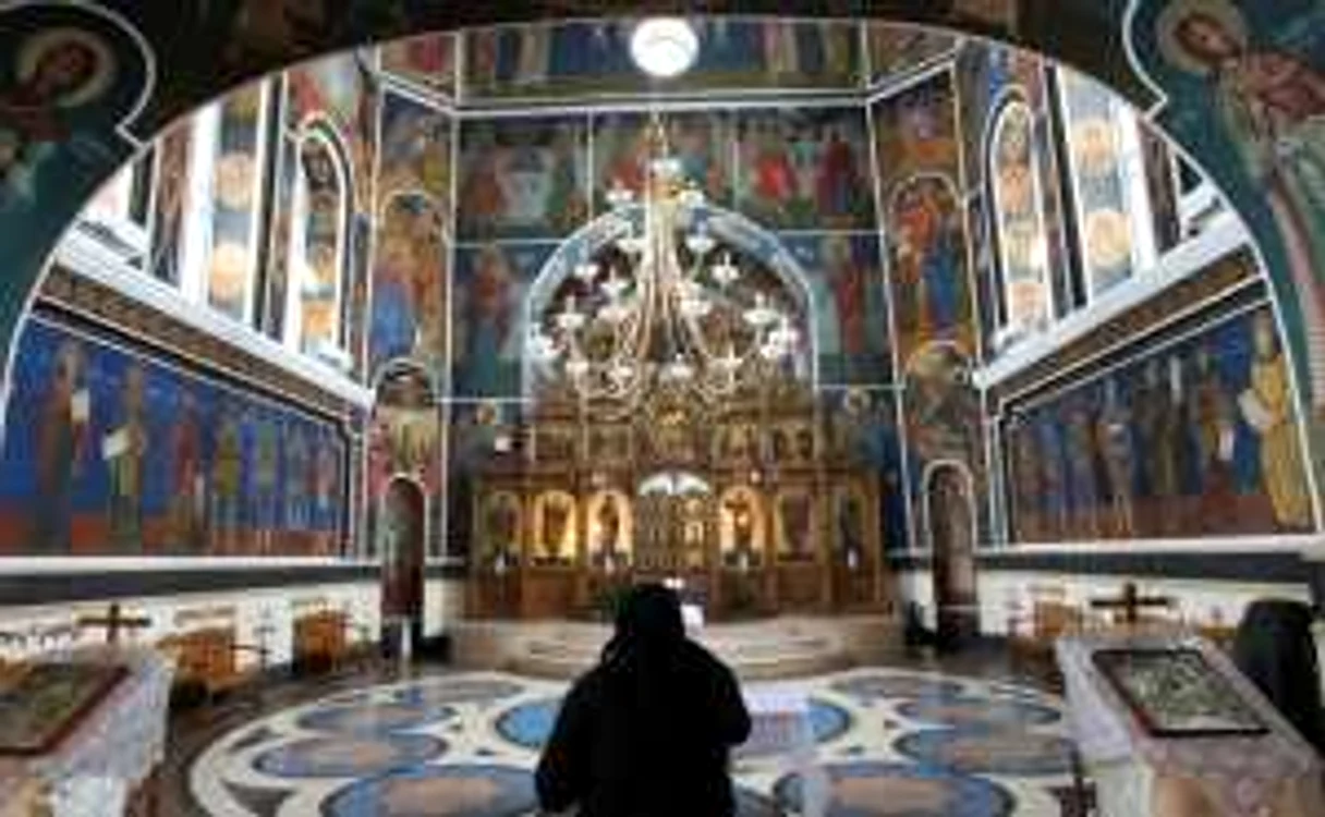 La Biserica „Sf. Teodora de la Sihla“ slujbele se ţin atât pe stil nou, ca în România, cât şi pe stil vechi, ca în Rusia FOTO: Tudor Iovu