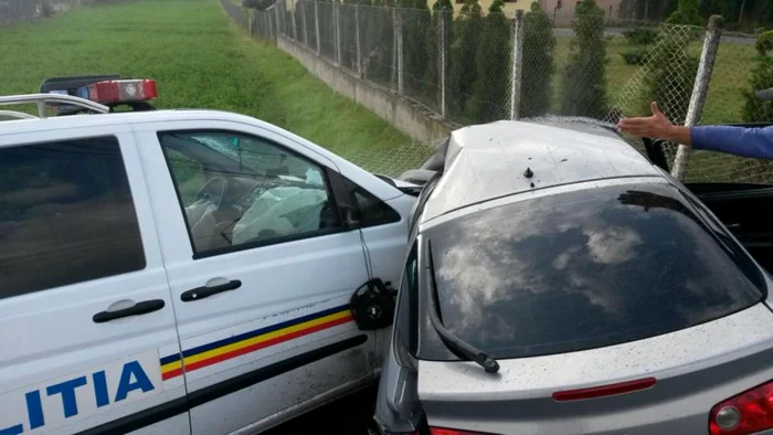 Duba de poliţie nu a mai putut să evite impactul. Ambele autoturisme au ajuns în decor FOTO: Bistriţeanul.ro