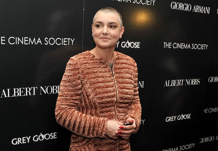 Sinéad O’Connor, îmbrăcată într-o rochie aurie la The Cinema Society