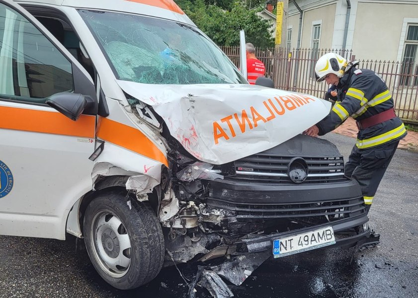 Ambulanţă proiectată într-un TIR, în Neamț. Salvatorii de vieţi, victime în accident 