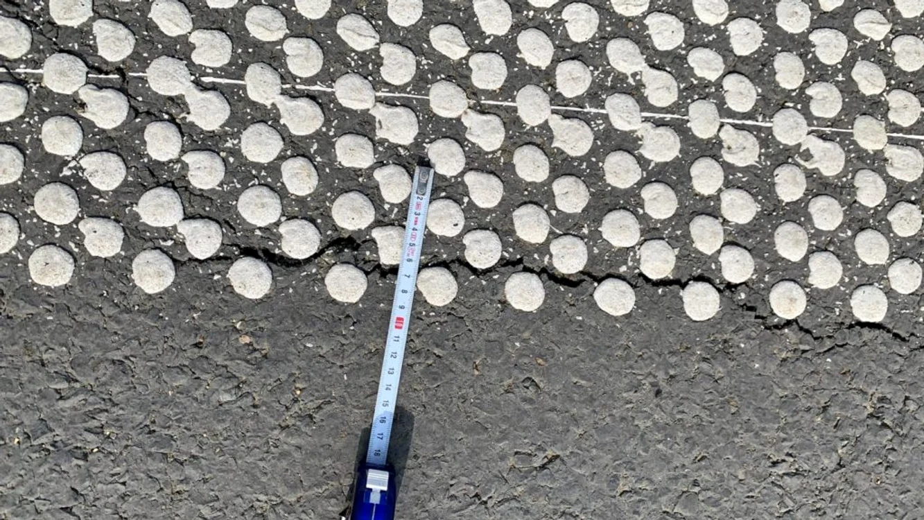 Crăpătura din asfalt a fost măsurată cu ruleta