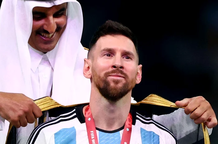 Lionel Messi, îmbrăcat de Emirul Qatarului. FOTO: Arhiva Adevărul