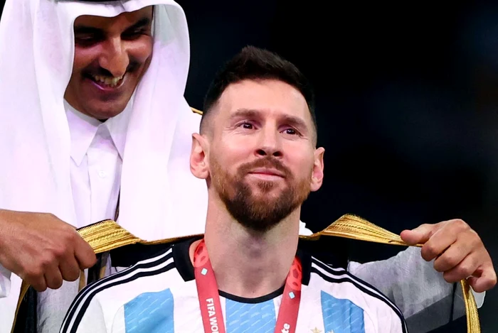 Lionel Messi, îmbrăcat în Bisht de Emirul Qatarului.
