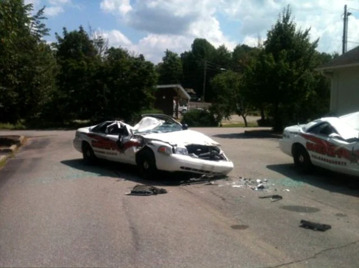 Fermierul a strivit mai multe maşini cu un tractor uriaş