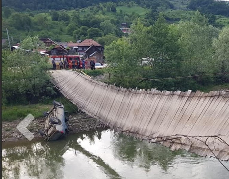 Mașină prăbușită într-un râu după ce s-a rupt puntea pe care o traversa, la Gura Teghii-Buzău. Trei oameni răniți