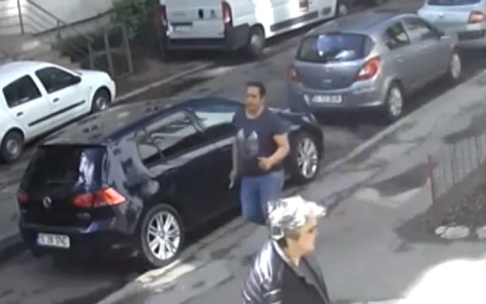 Agresorul, surprins de o cameră video înainte de a o ataca pe femeie FOTO Captură video/ Ziarul Evenimentul