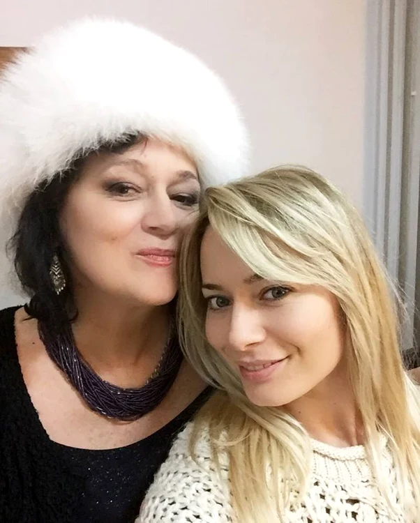 Laura Cosoi are o relaţie deosebită cu mama ei, Ligia