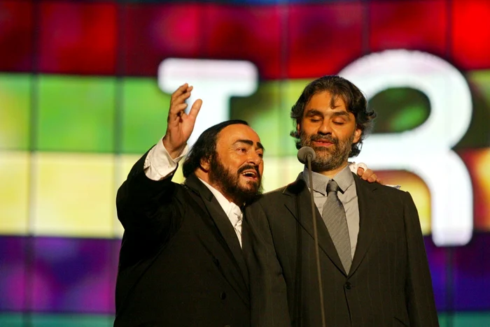 După ce i-a recunoscut talentul, pe vremea când Bocelli era necunoscut şi cânta într-un bar, Pavarotti l-a invitat să concerteze cu el FOTO: Reuters