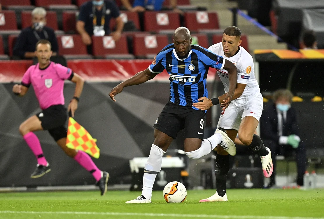 
    Diego Carlos l-a faultat pe Lukaku în careuFoto: Guliver / GettyImages  