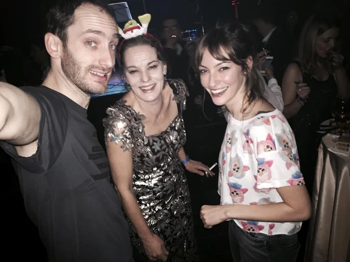 
    Raluca, alaturi de iubitul ei si mama acestuia, Maia MorgensternRaluca, alaturi de iubitul ei si mama acestuia, Maia Morgenstern  