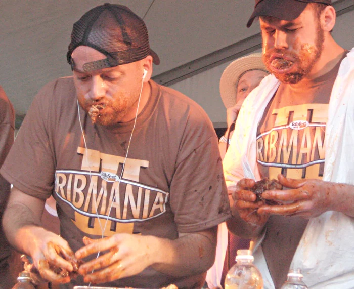 Americanul Tim «Gravy» Brown (stânga) a devenit cel mai mare mâncător de friptură