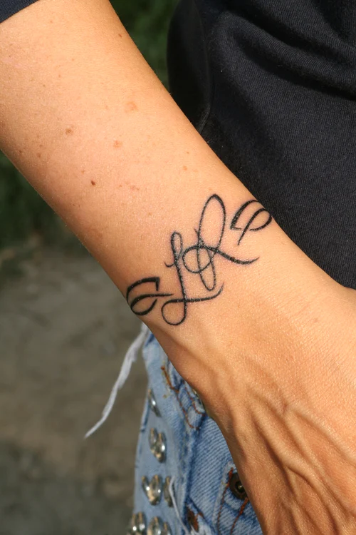 Ana şi-a tatuat iniţialele soţului, dar şi o declaraţie de dragoste în engleză: “suflet pereche pentru totdeauna“