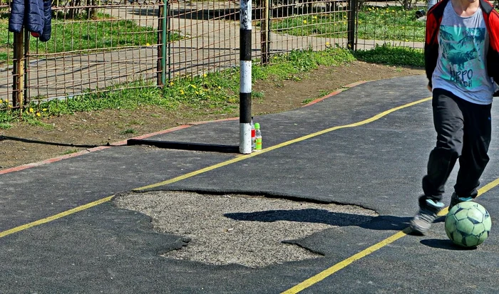 Copiii riscă să se accidenteze în zonele unde tartanul s-a desprins FOTO Neculai Gafiuc