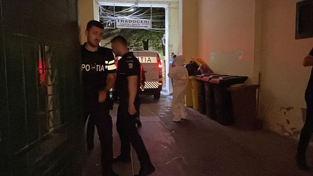 Soț și soție, omorâți într-un apartament din centrul Timișoarei. Nepotul care a încercat să îi salveze a fost rănit