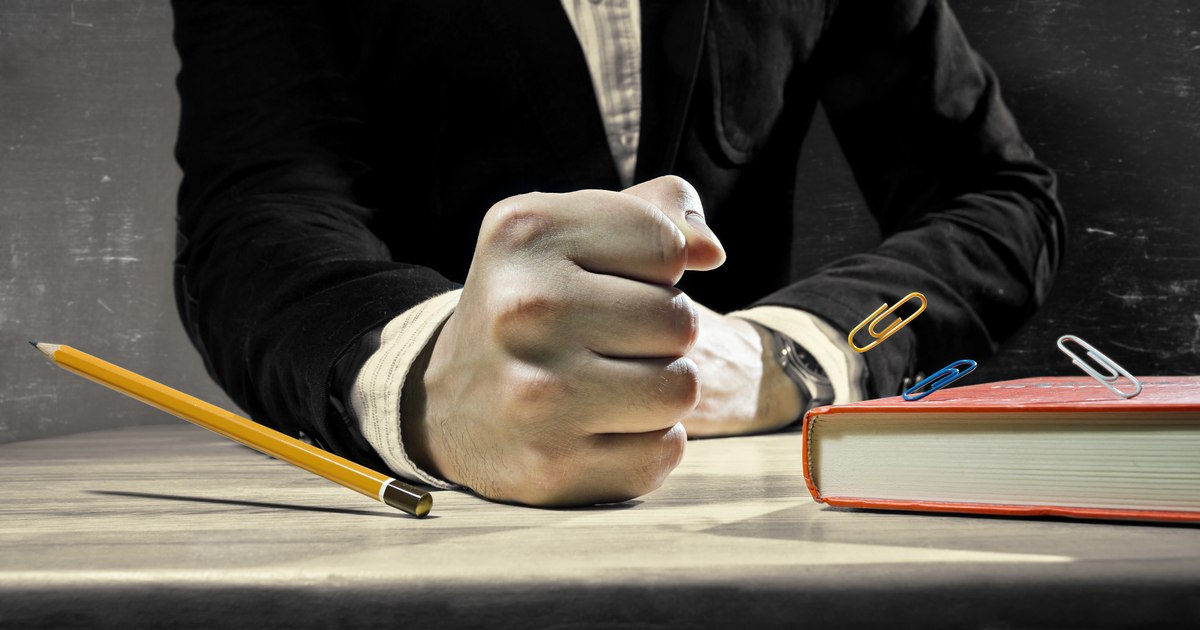 Un fost director de școală va ajunge în fața judecătorilor după ce i-a spart capul unui elev