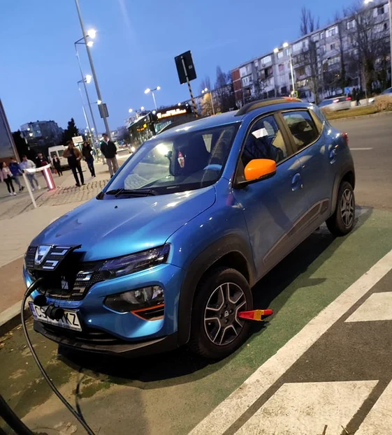 Mașină electrică, blocată de caracatiță FOTO: Valentin Burghiu/Grupul Șoferilor din Galați