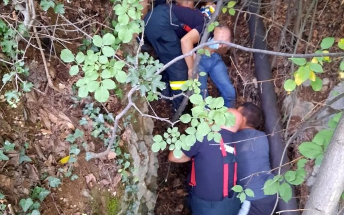 
    Un bărbat a încercat să se sinucidă în apropierea Mănăstirii ArnotaFoto: adevarul.ro  