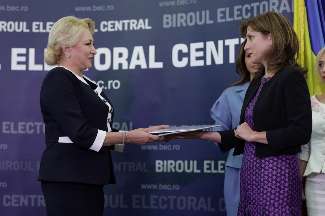 
    Viorica Dăncilă, susținută de Gabriela Firea la depunerea candidaturii pentru alegerile prezidențiale 2019foto: Inquam Photos  