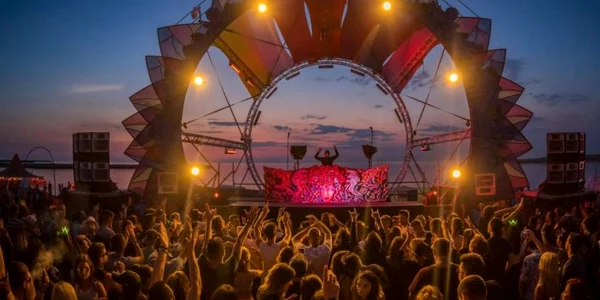 NEVERSEA - cel mai mare festival de pe plajă din Europa Sursa Facebook Neversea