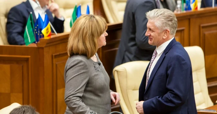 Nicolae Juravschi (dreapta) a anunţat că rămâne deputat neafiliat, dar că va colabora cu foştii liberal-democraţi Iurie Leancă şi Eugen Carpov FOTO Alexandru Tarlev