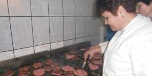 Cele 10.000 de porţii vor fi împărţite la ora 20.00