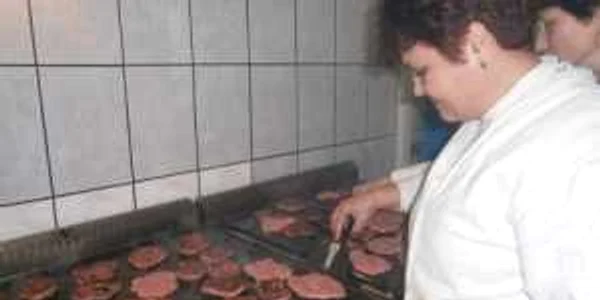 Cele 10.000 de porţii vor fi împărţite la ora 20.00