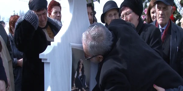Mama Mădălinei Manole a fost înmormântată. Ion Manole a plâns pe crucea fiicei sale