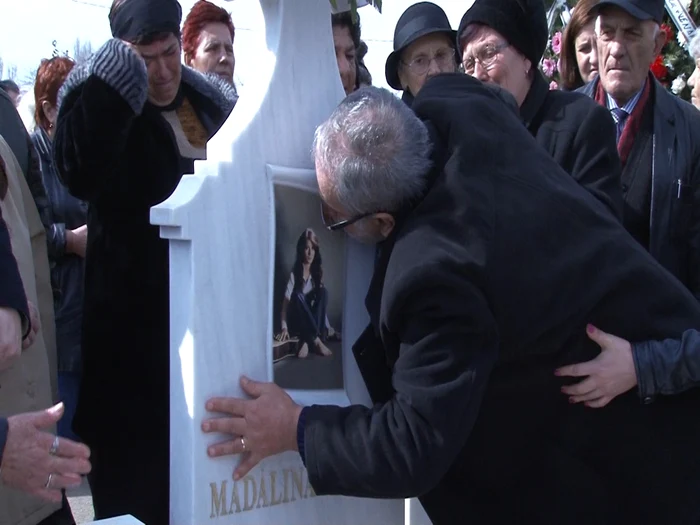 Ion Manole şi-a condus soţia pe ultimul drum şi a promis că va lupta în continuare pentru dreptate FOTO Diana Frîncu