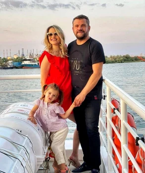 L-am descoperit alături de soția sa, Georgiana, și cei doi copii ai săi, Rebecca Maria, și un băiețel de aproape 2 ani, sâmbăta trecută la Brașov, în culisele de la Forza ZU