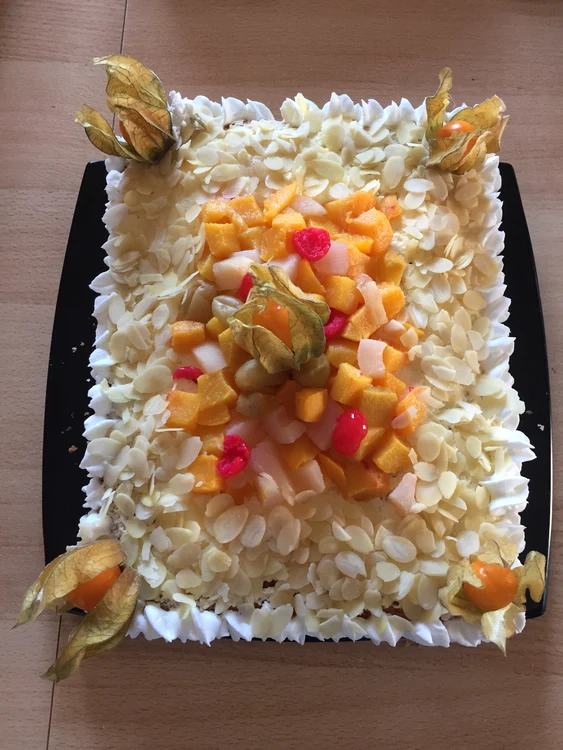 Tort cu fructe, frişcă şi fulgi de migdale