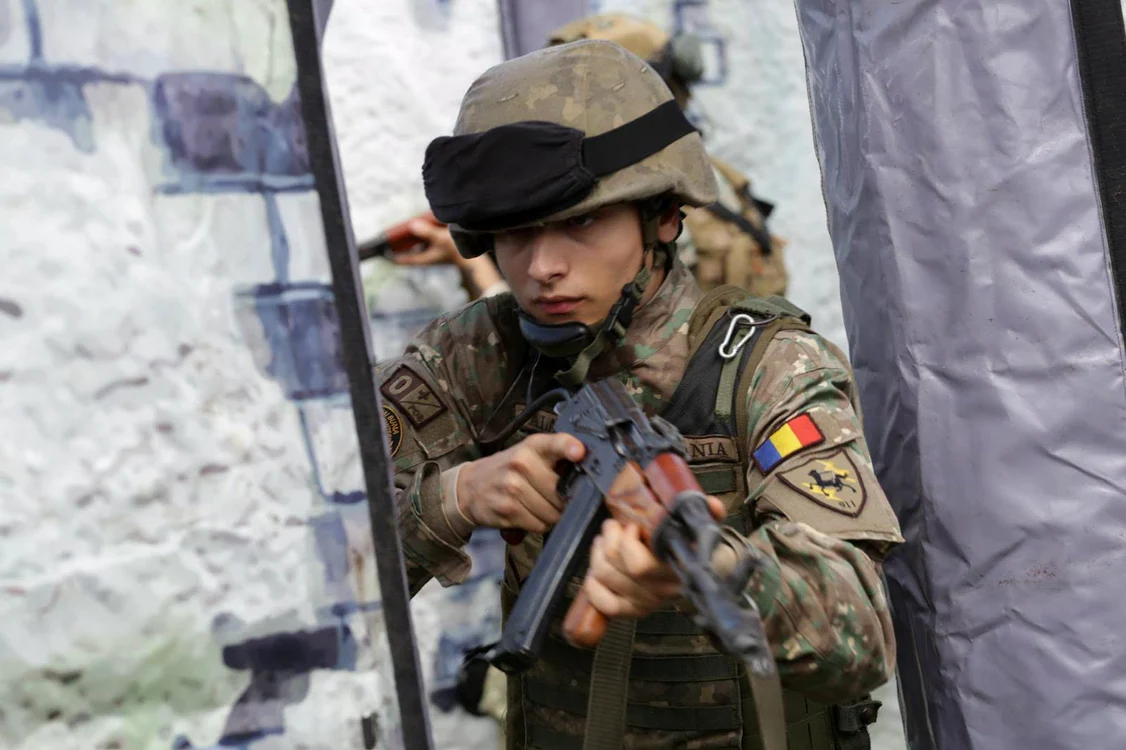 Tinerii ar putea fi din nou obligați să facă armata. FOTO: MApN