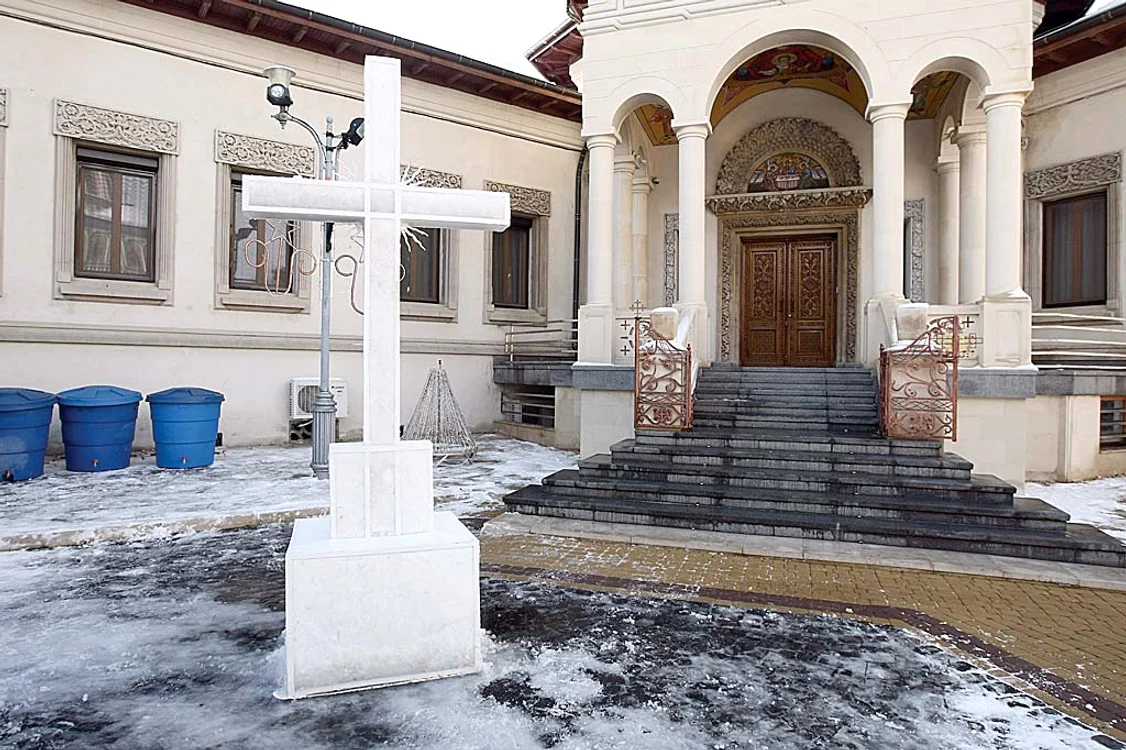 Crucea urma să fie ieri îmbrăcată în flori şi cetină