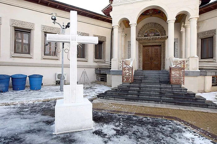 Crucea urma să fie ieri îmbrăcată în flori şi cetină