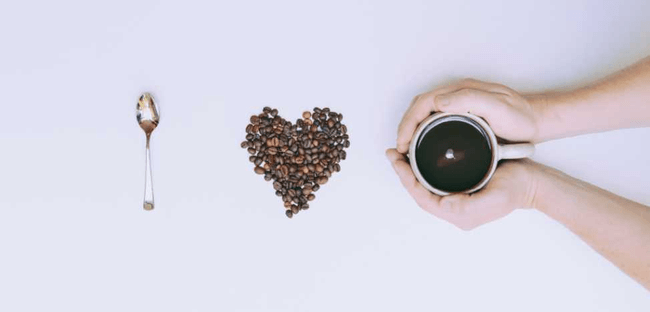 Consumul unei cantităţi prea mari de cafea poate afecta calitatea somnului, distrugând ceasul intern. Foto lifehack.org