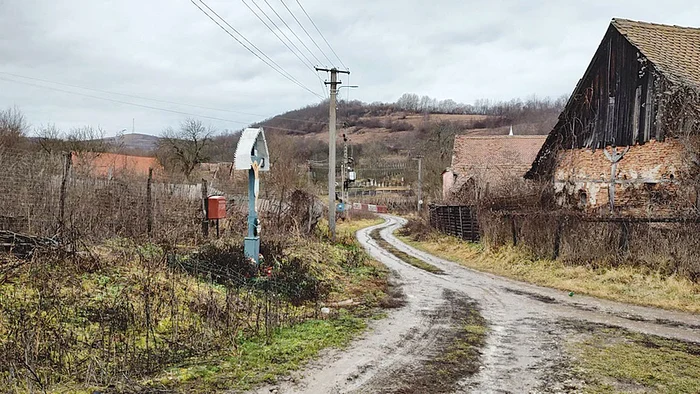 Troiţa singuratică de la marginea cătunului. Foto: adevarul.ro