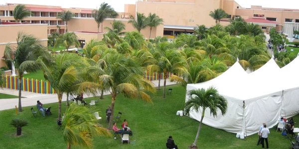 Sub palmierii din Cancun s-a ajuns la un compromis. Toate ţările lumii îşi vor reduce emisiile iar China şi SUA au acceptat ca economiile lor să fie inspectate de ONU. 