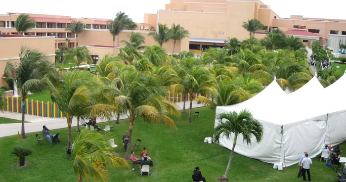 Sub palmierii din Cancun s-a ajuns la un compromis. Toate ţările lumii îşi vor reduce emisiile iar China şi SUA au acceptat ca economiile lor să fie inspectate de ONU.