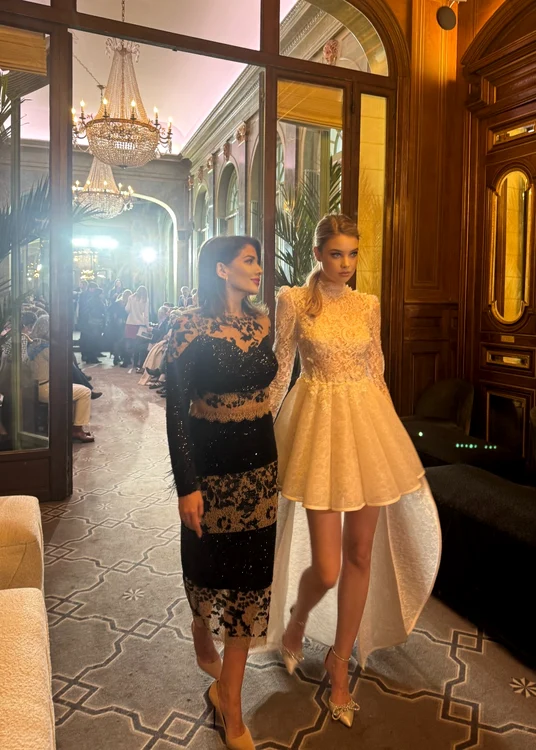 Roxana Ostroveanu și modelul său. Foto: arhiva personală.