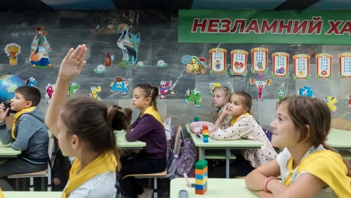 Copii ucraineni, într-o sală de clasă amenajată la metrou